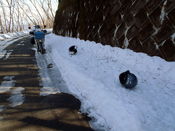 脱ぎ捨てられたヘルメット